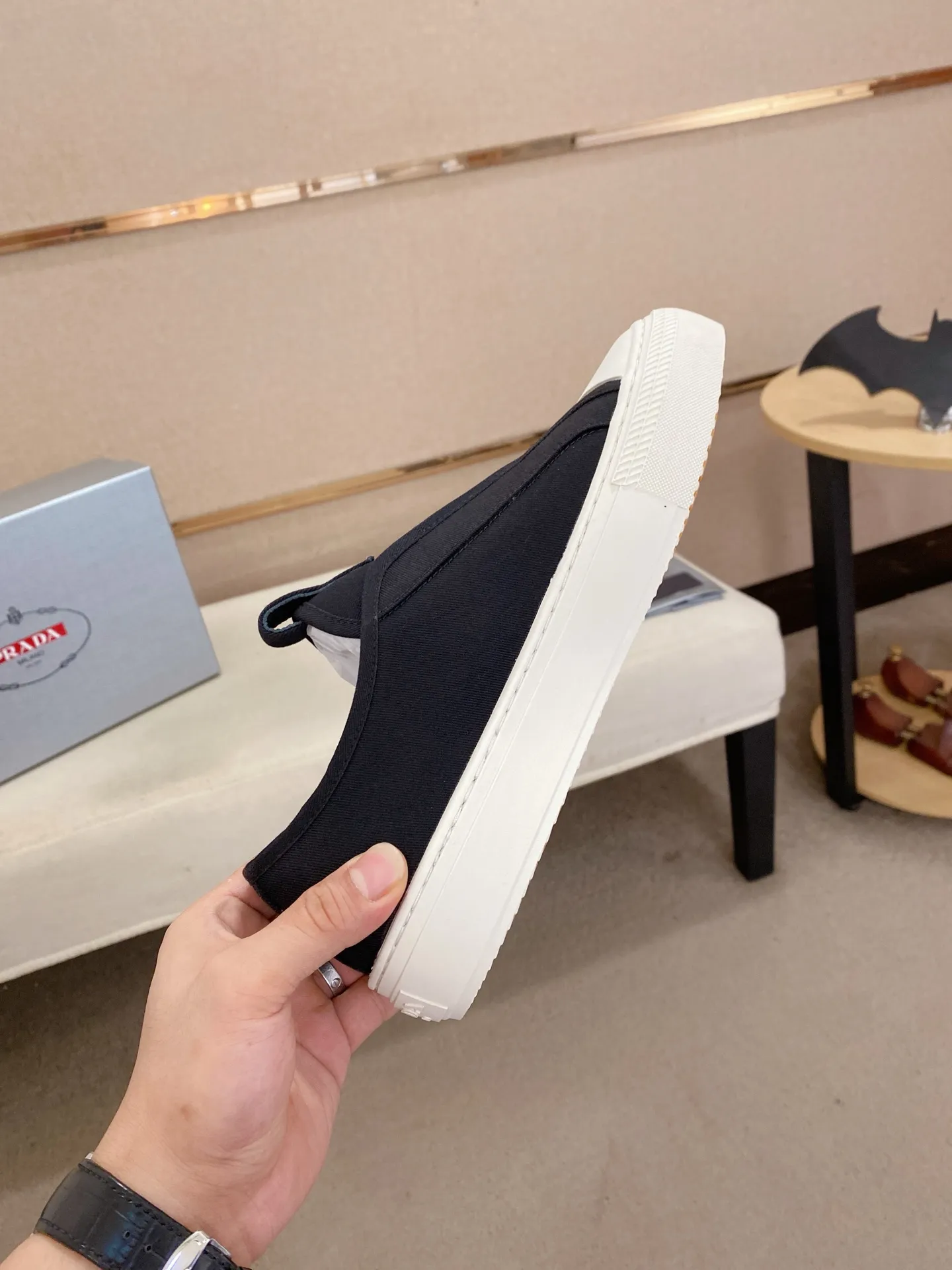 Factory price 580💰 ✔️✔️✔️High version High-quality new PRADA counters are on the market at the same time. The new men's shoes and 😘fabrics are selected from first-layer cowhide and are made by pure handicrafts. Lining: Full cowhide lining. 👍🏿 High-end ☄️ air-cushion molded anti-slip rubber outsole, exquisite lines, simple and elegant, comfortable and high-end for leisure travel. Code number: 38 to 44 (45 can be customized)